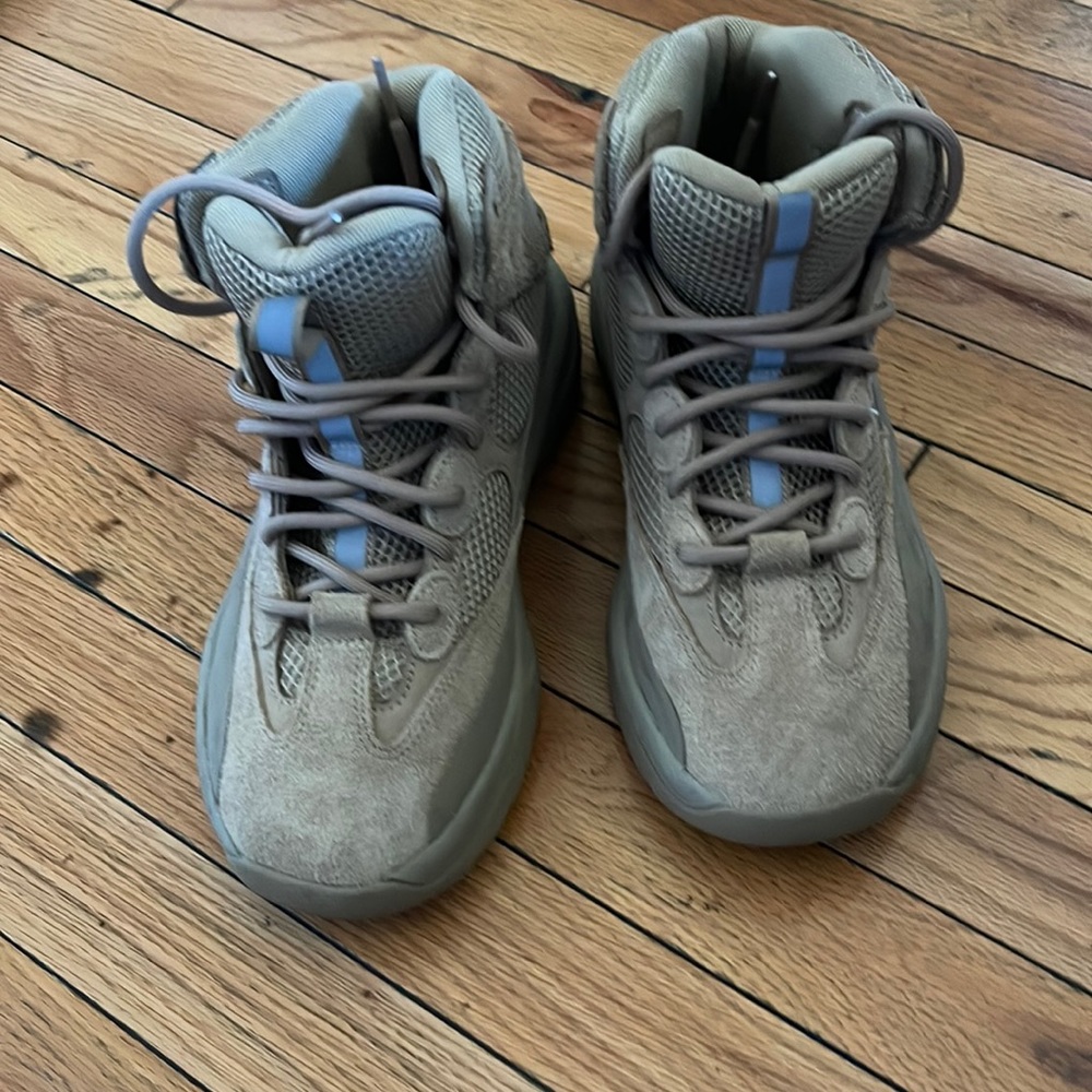 Mens Yeezy Desert Boots.                               Condition: good